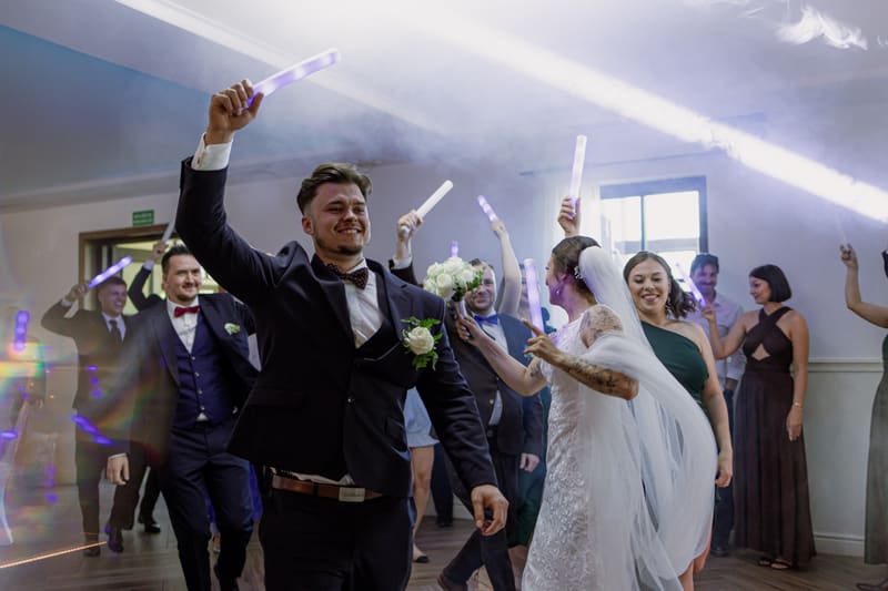 Wejście pary młodej z pałkami LED