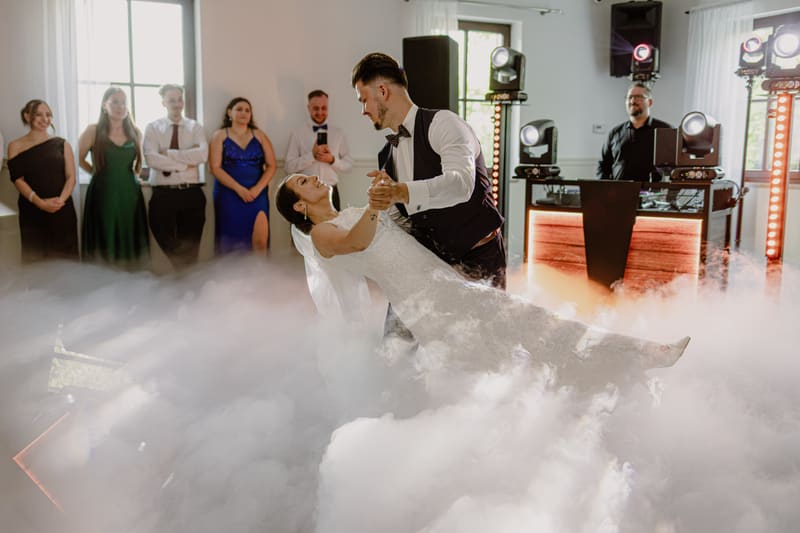 Pierwszy taniec pary młodej w gęstym dymie