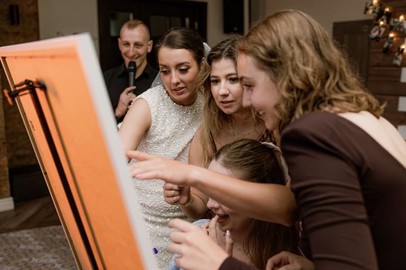 Panna młoda z druhnami podczas zabawy