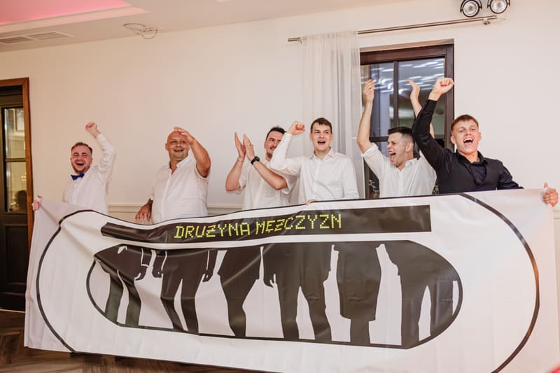 Drużyna mężczyzn ze sztandarem