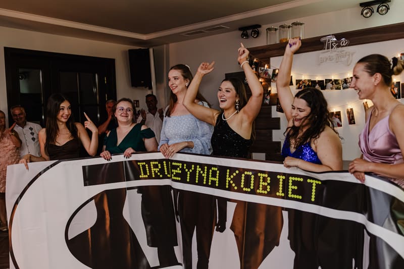 Drużyna kobiet ze sztandarem
